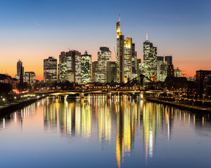 Fototapeta premium Panorama na panoramę Frankfurtu nad Menem o zmierzchu