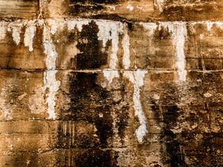 Feuchte Sandstein Wand an Brückenpfeiler