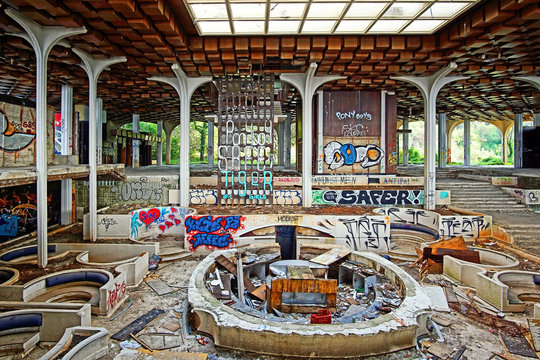 Innenansicht vom verlassenen Hotel Haludovo  