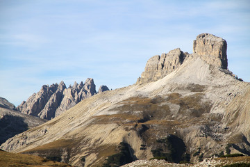 Fototapeta premium Dolomiten Wanderung im Herbst rund um die Drei Zinnen mit schöner Bergkulisse zur Drei-Zinnen-Hütte in Südtirol Italien Europa