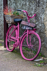 vélo rose peint pot de fleurs 