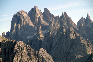 Dolomiten Wanderung im Herbst rund um die Drei Zinnen mit sch&ouml;ner Bergkulisse zur Drei-Zinnen-H&uuml;tte in S&uuml;dtirol Italien Europa