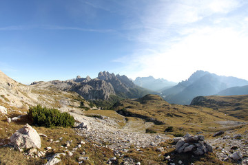 Fototapeta premium Dolomiten Wanderung im Herbst rund um die Drei Zinnen mit schöner Bergkulisse zur Drei-Zinnen-Hütte in Südtirol Italien Europa