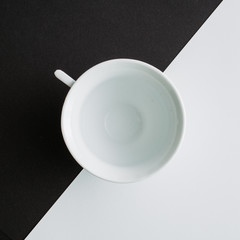 Filiżanka bez kawy na przecinającym ją tle