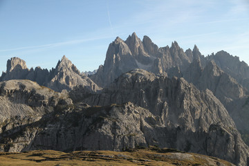 Dolomiten Wanderung im Herbst rund um die Drei Zinnen mit sch&ouml;ner Bergkulisse zur Drei-Zinnen-H&uuml;tte in S&uuml;dtirol Italien Europa