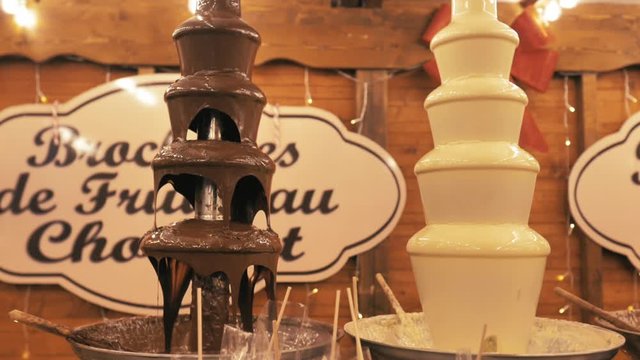 Dos pir&aacute;mides cascadas de chocolate negro y chocolate con leche