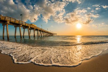 late afternoon sun over Gulf of Mexico and Venice Pier in Venice Florida - obrazy, fototapety, plakaty