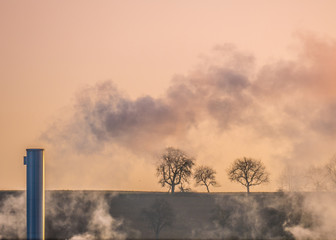 Dampf und Rauch aus einem Industrieschornstein
