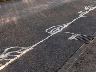 Risse in der Strasse wurden mit Teer ausgebessert