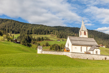 Fototapeta na wymiar Kirche von St. Veit im Pragser Tal