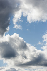 Fototapeta na wymiar Ciel nuageux et ciel blue. Clouds in a blue sky.