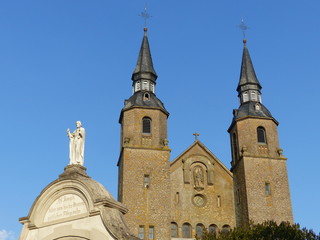 Fototapeta premium Kirchtürme mit Torbogen linker Seite der Kirche von Helfkant / Saargau