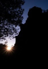 Silhueta de montanhas e vegetação ao pôr do sol