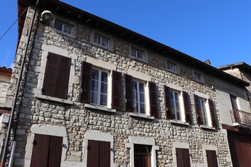 Fototapeta na wymiar Immeuble typique avec façade en pierre dans le village de Ambronay - Département de l'Ain - Région Rhône Alpes - France - Vue extérieure