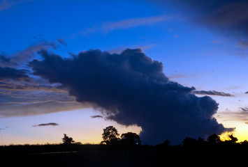  Dramatic sunset in rural area of ​​Guatemala, silhouettes of trees and outdoor space, impressive cloud in the sky and play of light.