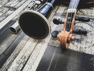 Klarinette, Flöte und Geige liegen auf einem Stück Stoff