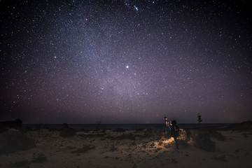 Bonito paisaje nocturno con muchas estrellas 