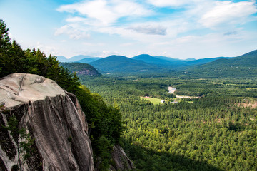 Obraz premium View of a valley from Cathedral Ledge in North Conway New Hampshire