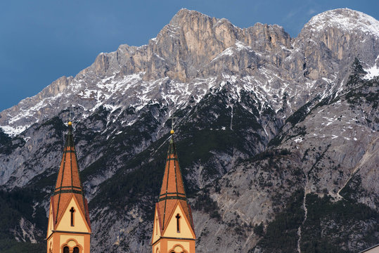 Hohe Munde mit Pfarrkirche Telfs, Tirol
