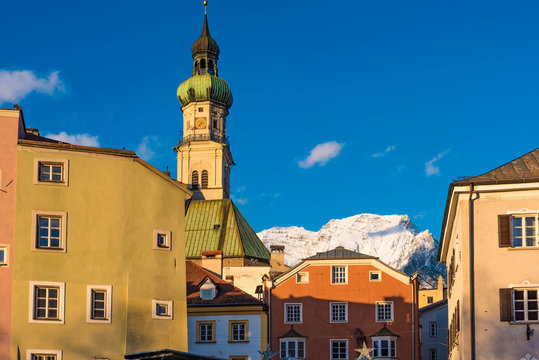 Altstadt von Hall in Tirol mit schneebedecktem Bettelwurf und blauem Himmel
