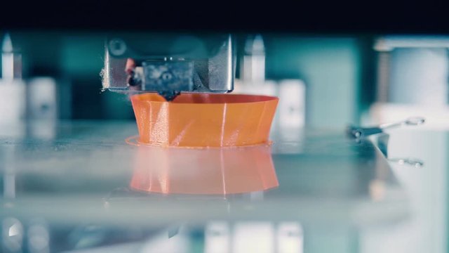 Throat of a vase is getting made by 3D-printer