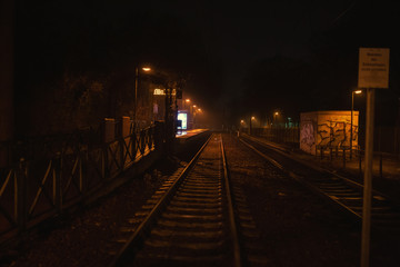 Plakat Bahnhaltestelle bei Nacht