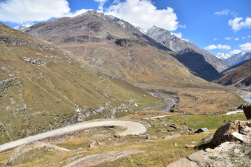 インドのヒマラヤ山岳地帯　スピティ谷の絶景　美しい山と渓谷と青空
