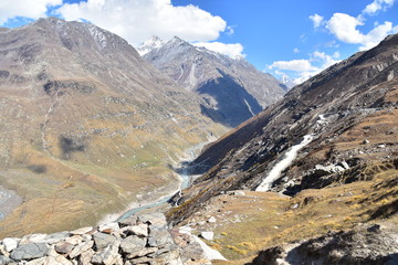 インドのヒマラヤ山岳地帯　スピティ谷の絶景　美しい山と渓谷と青空
