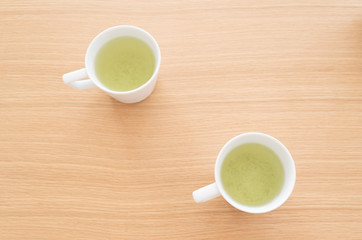 白い２つのマグカップと緑茶