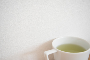 Obraz na płótnie Canvas 緑茶　シンプル　白　マグカップ　お茶　白背景　背景素材　ホワイトスペース　余白　コピースペース