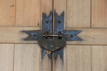 木製扉の古い錠前