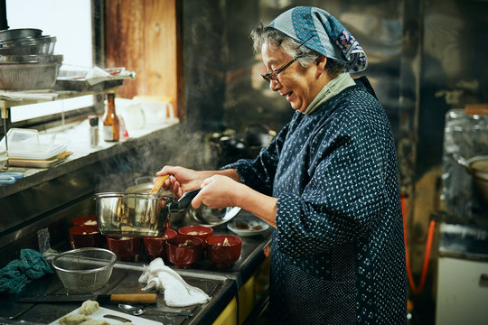 料理をする女性