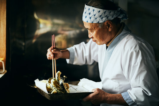 天ぷらを揚げる料理人