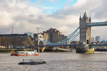 Obraz premium Tower Bridge w Londynie w pochmurny dzień