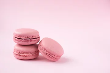 Keuken foto achterwand Macarons Roze macarons op roze achtergrond