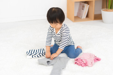 自分で服をたたむ2歳児