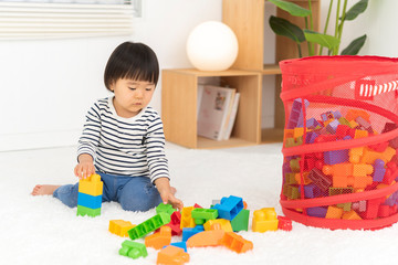 ブロックで遊ぶ子供