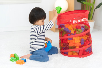 おもちゃを片付ける子供