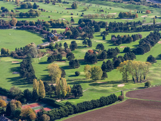 vue aérienne à l'automne du golf de Villennes-sur-Seine en France