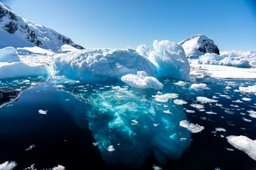 Foto auf Acrylglas Nahaufnahmedetails des Eisbergs, der im kalten Wasser der Antarktis schwimmt © Gabi