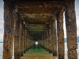 Fototapeta na wymiar colonnade under the jetty, Säulengang am Pier