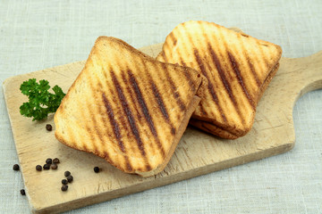 deux croque-monsieur toasté sur une table