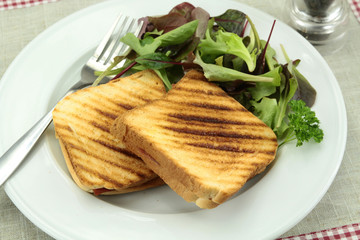 deux croque-monsieur toasté sur une table