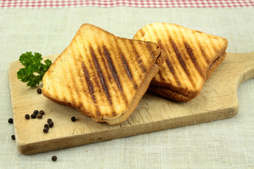 deux croque-monsieur toasté sur une table