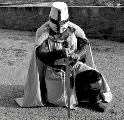 templario blanco y negro