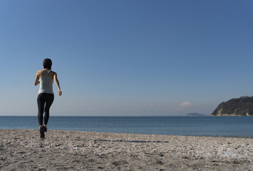 海辺 ランニング ジョギング 女性 03