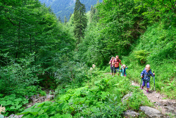 Obraz premium Junge Familie beim Wandern in den Oberstdorfer Bergen