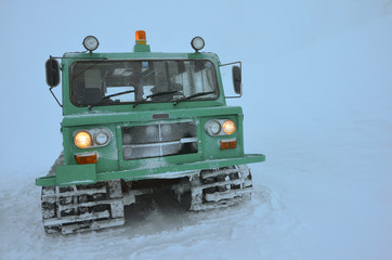 銀世界の中の雪上車