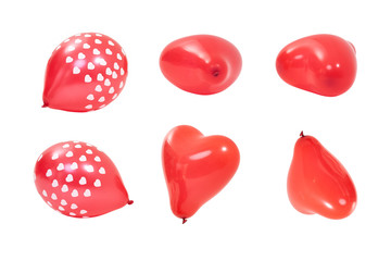 Czerwone balony w kształcie serca na białym tle