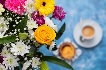Obraz na płótnie Canvas beautiful flowers and coffee with pastel de nata